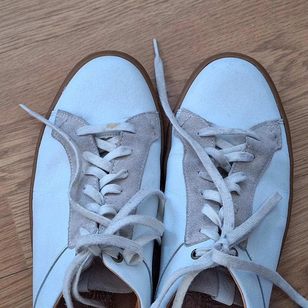 Shoe the Bear White and Tan Leather Low-Top Sneakers with Gum Sole Sz 12